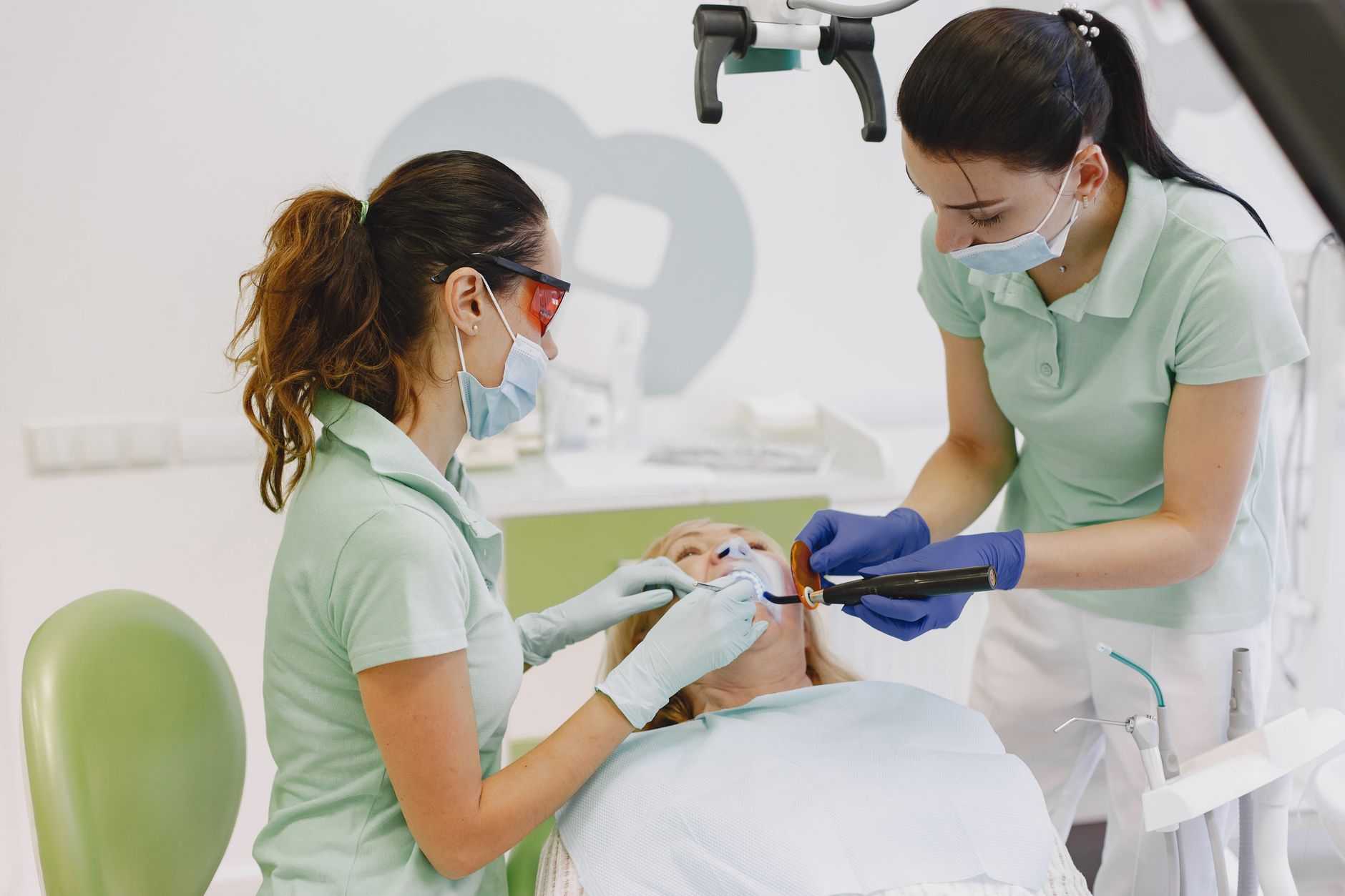 Dentist explaining composite vs amalgam fillings to a patient